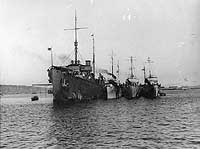 Photo # NH 46397:  USS Melville at Queenstown, Ireland, with three destroyers alongside, 1918