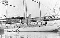 Photo #  NH 101979:  Auxiliary schooner Margaret alongside USS Constellation, circa 1917