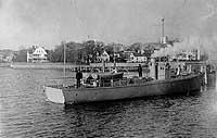 Photo # NH 102241:  USS Stinger backing away from dock, circa 1917